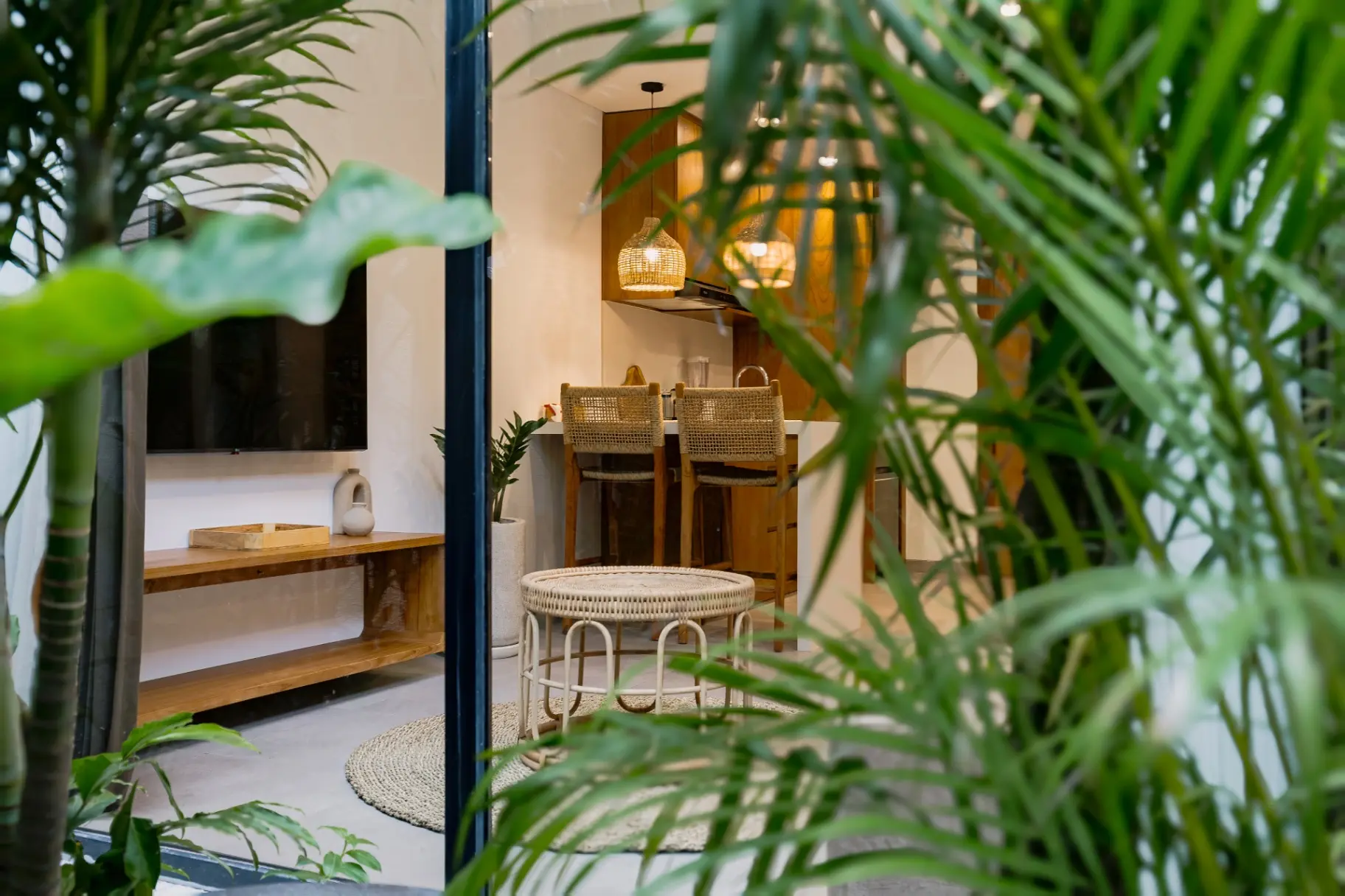 Sunny Muse Deluxe - Canggu 1BR Suite | Outdoor bathtub Pool & Gym — image 1