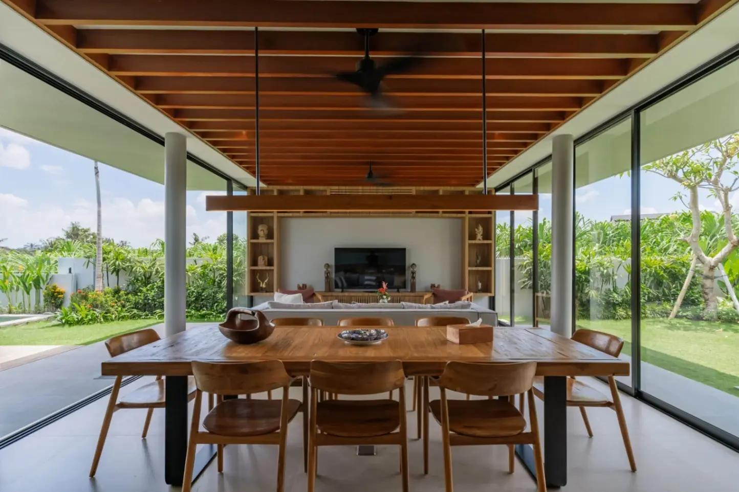 4-bedroom Modern Contemporary Villa in Pererenan — image 1