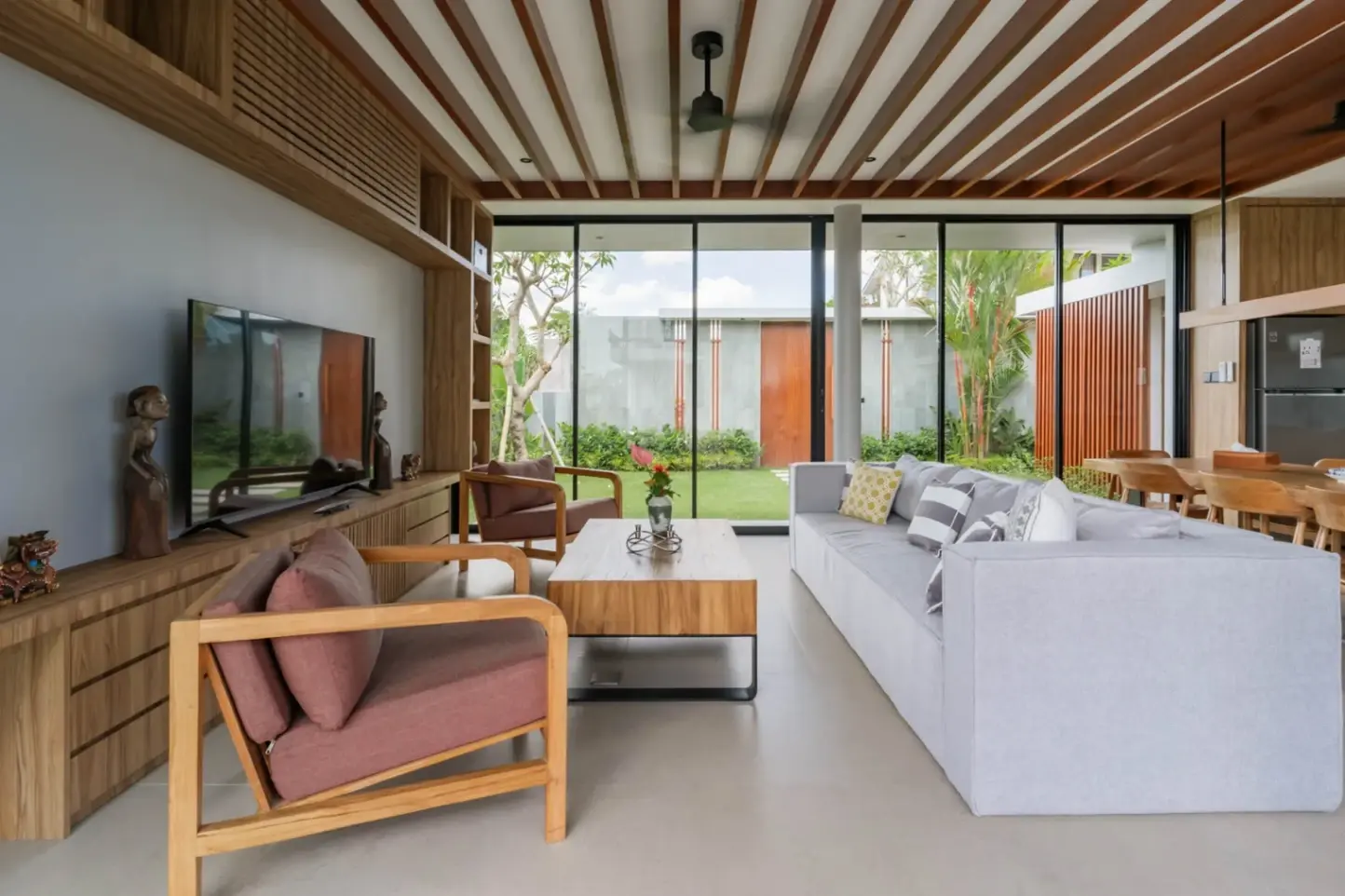 4-bedroom Modern Contemporary Villa in Pererenan — image 3
