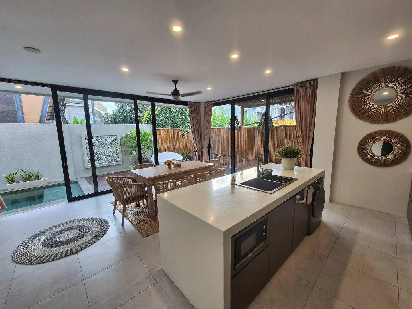 4-bedroom Modern Villa in Canggu — image 1