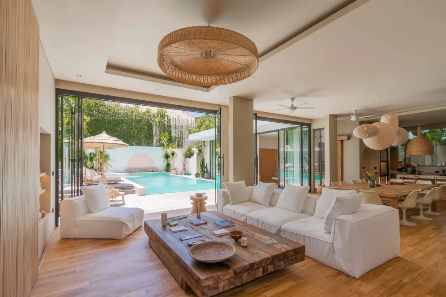 4-bedroom Modern Tropical Villa in Pererenan — image 1