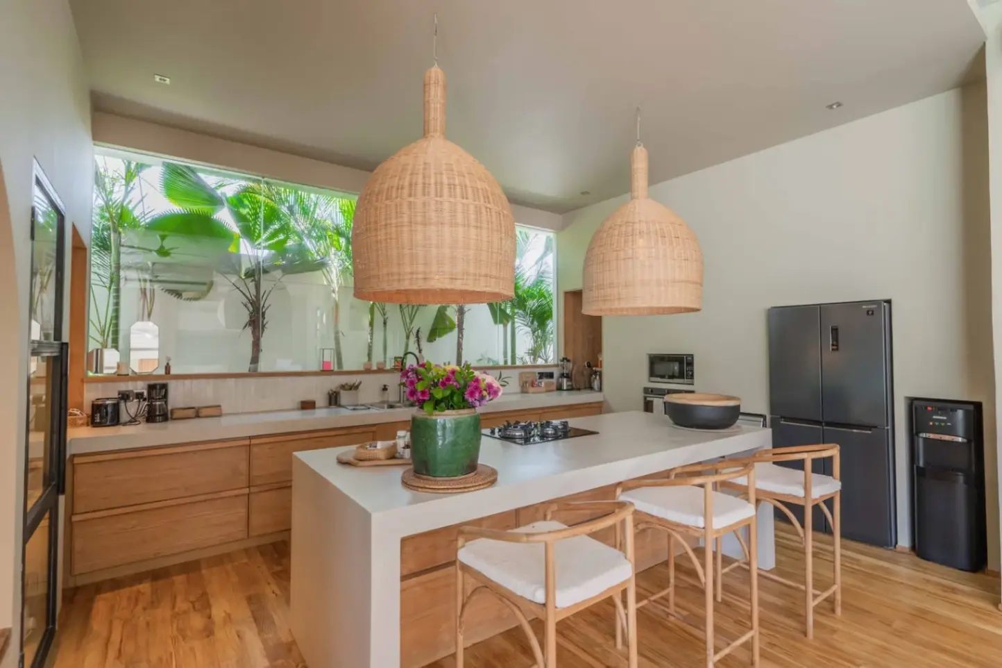 4-bedroom Modern Tropical Villa in Pererenan — image 3