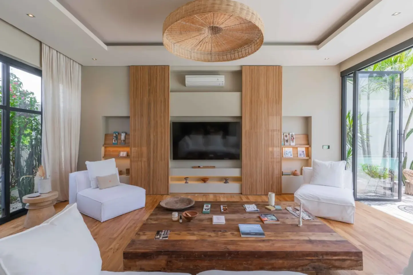 4-bedroom Modern Tropical Villa in Pererenan — image 2