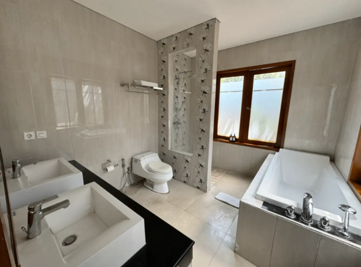 No 301 - Room in shared villa in Batu Bolong Canggu — image 3