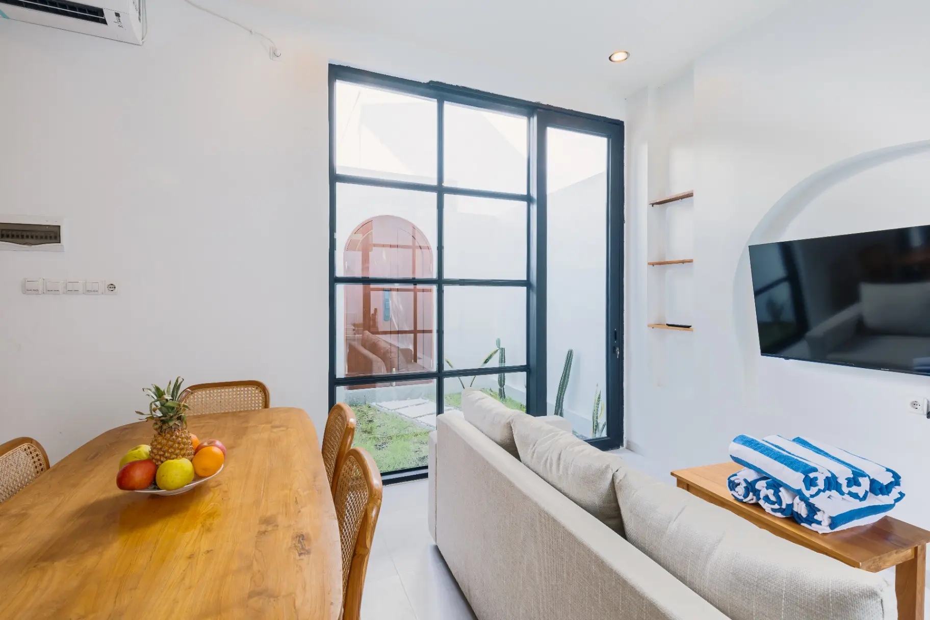Byjexa: Modern Mediterranean 3BR Villa near Beach — image 2