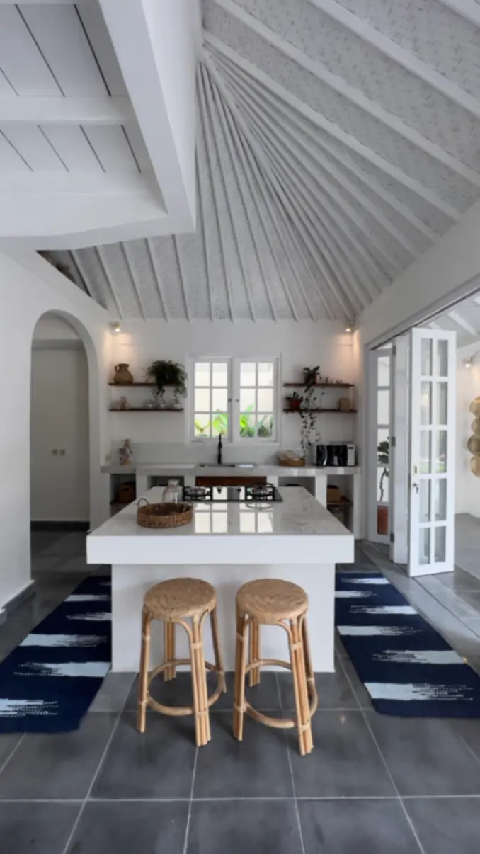 3BR Villa with Spacious Garden in Central Seminyak — image 4