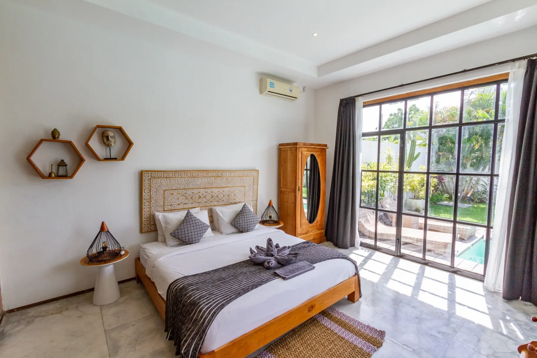 Villa Maje - Loft Style 3BDR Villa with Private Pool in Batubelig Seminyak — image 4