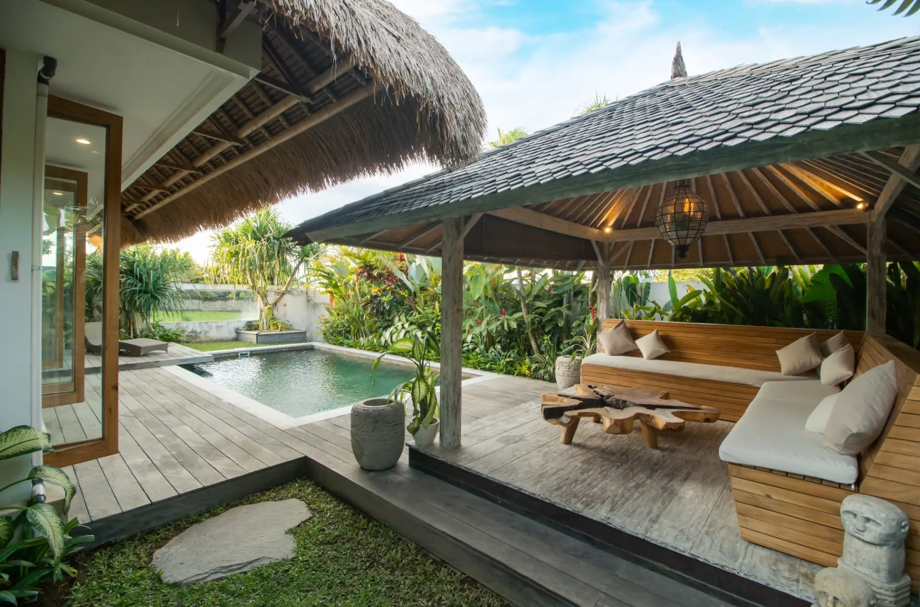 3 BEDROOM VILLA IN BUMBAK WALKING DISTANCE TO 7AM CLOSE TO THE SHORTCUT — image 2