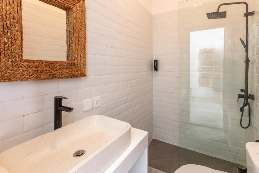 TROPICAL 3-BEDROOM VILLA IN NORTH CANGGU FOR SALE. — image 4