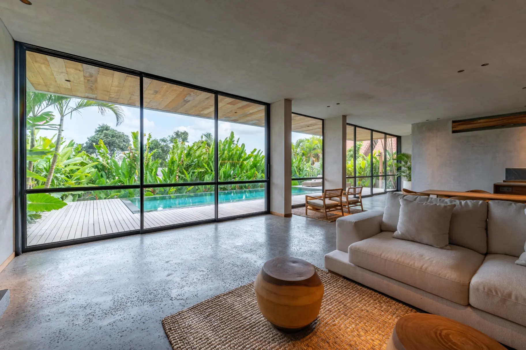 Modern 3-Bedroom Family Villa with Panoramic Roof Terrace in Pererenan — image 1