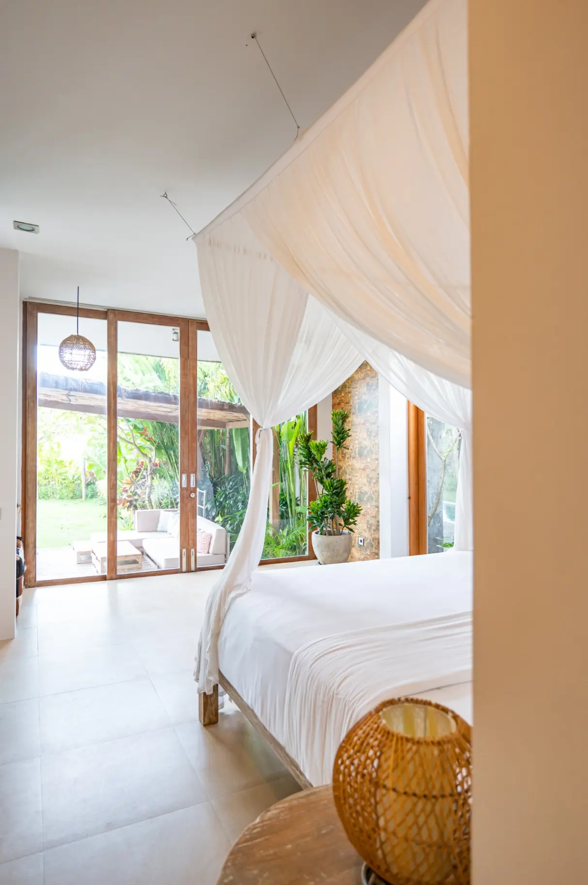 Elegant 5-Bedroom Family Villa with Spacious Garden in Berawa — image 3