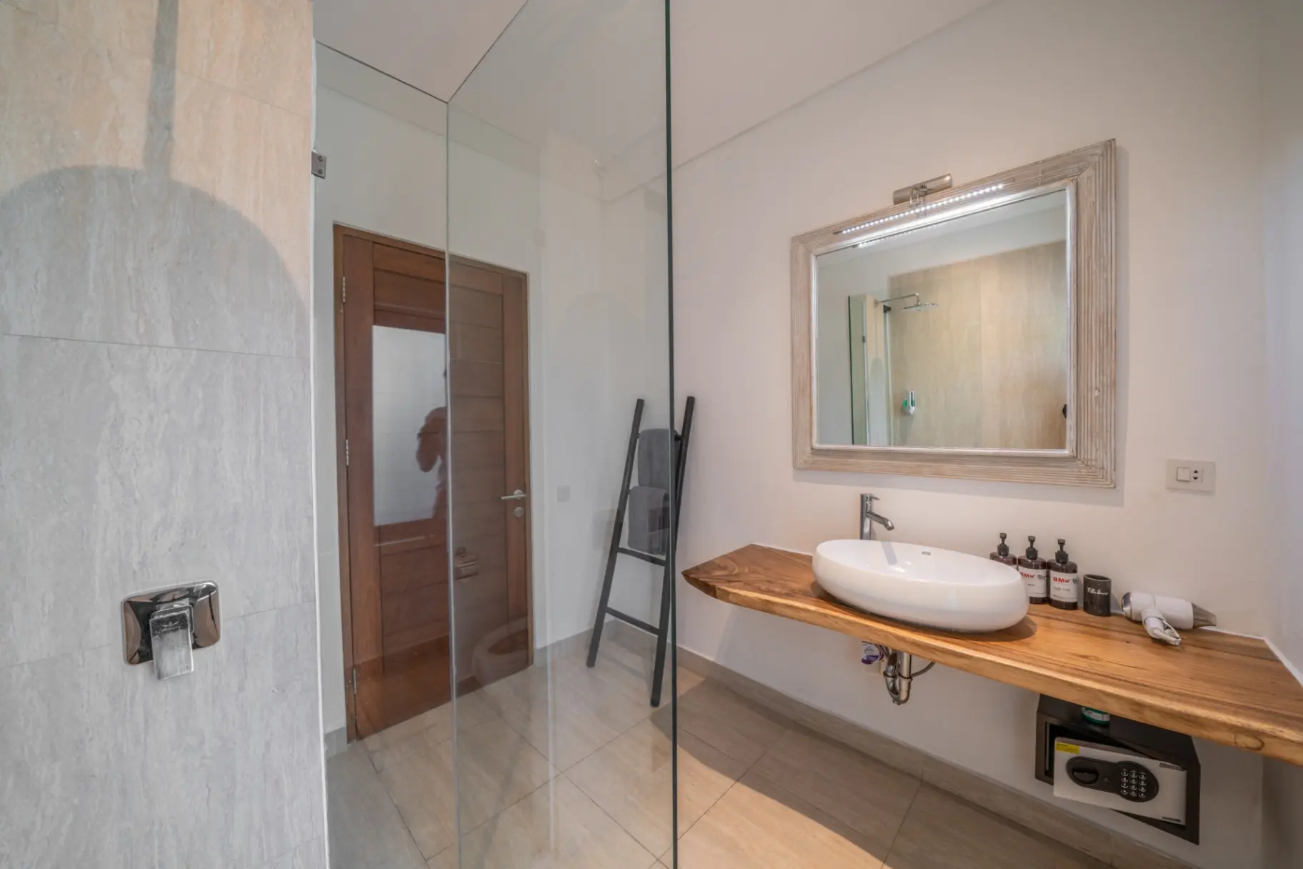 Villa Anna - Contemporary Stylish 3-bedroom Villa in Canggu!! — image 3