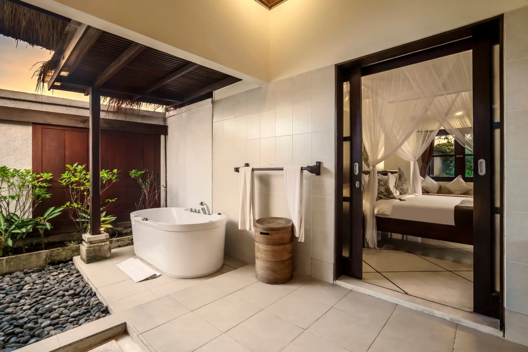 Villa Gading - Stunning 4BD Villa near Seminyak Beach — image 4