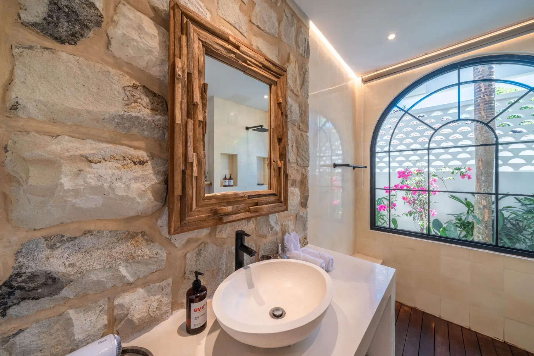 Villa Dalia - Beautiful 3BR Villa with Rooftop in Pererenan — image 4