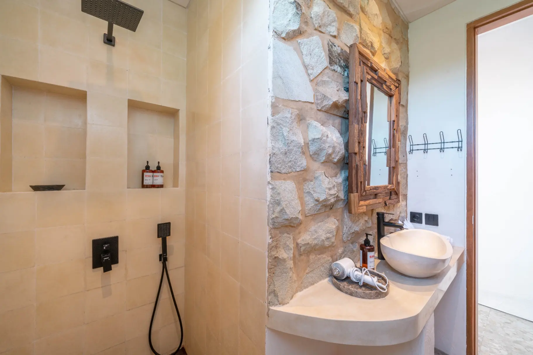 Villa Dalia - Beautiful 3BR Villa with Rooftop in Pererenan — image 3