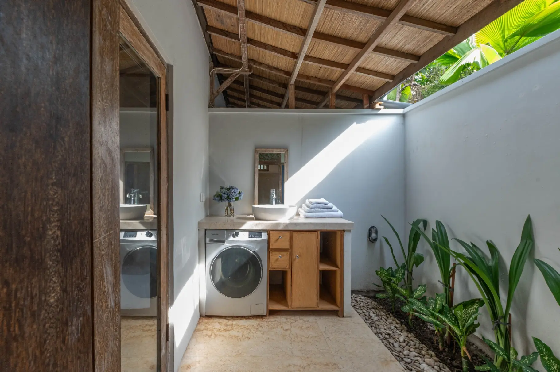 Villa Anne - Charming Joglo-Style Villa with Huge Garden in the Heart of Berawa — image 2