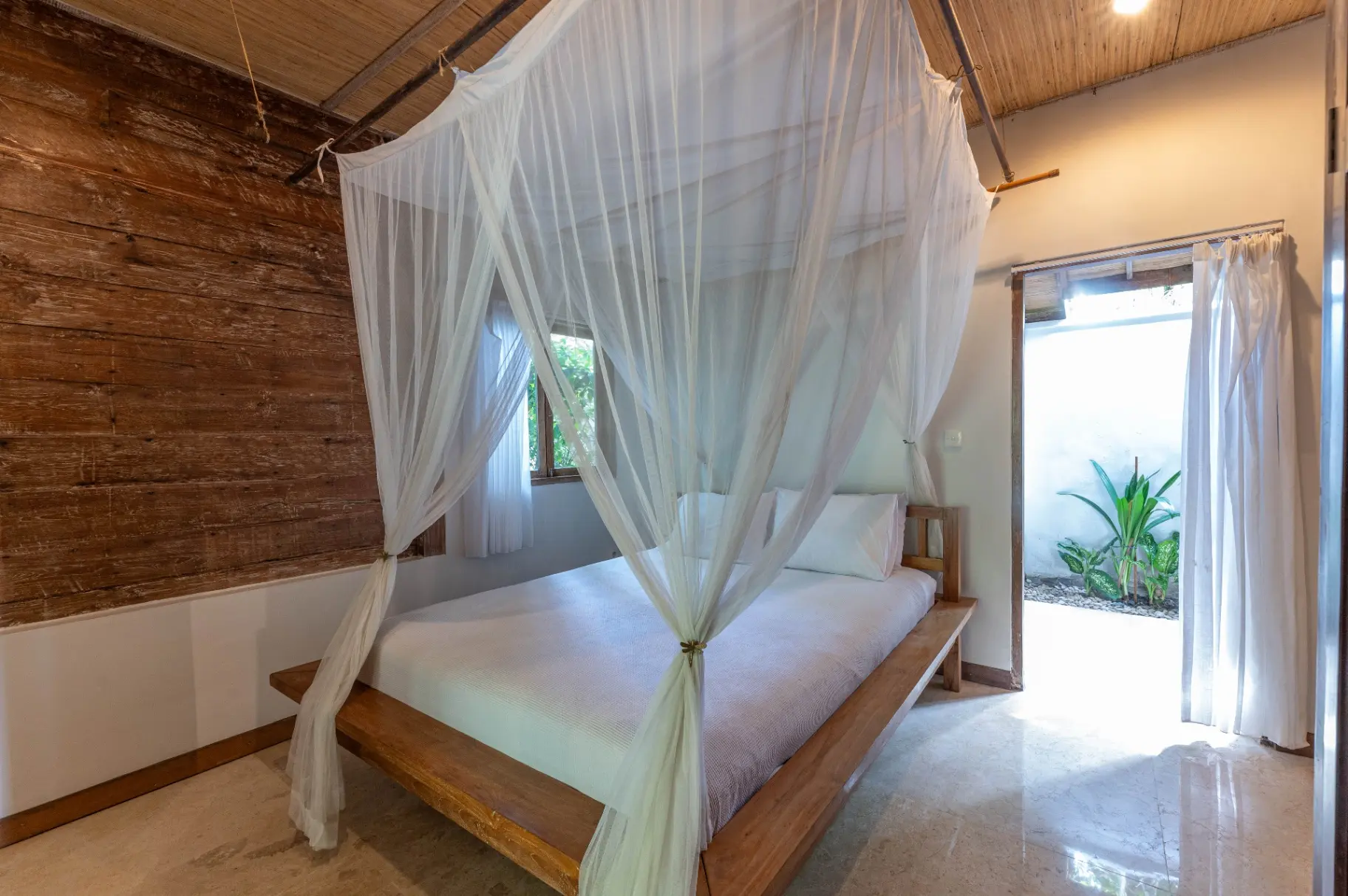 Villa Anne - Charming Joglo-Style Villa with Huge Garden in the Heart of Berawa — image 3
