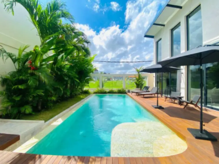 4 Bedrooms Villa Walking Distance to Berawa Beach — image 1
