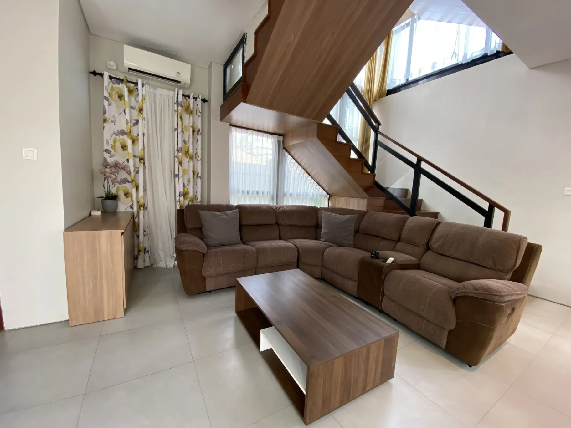 3BR - Cemagi - 3-storey house — image 3