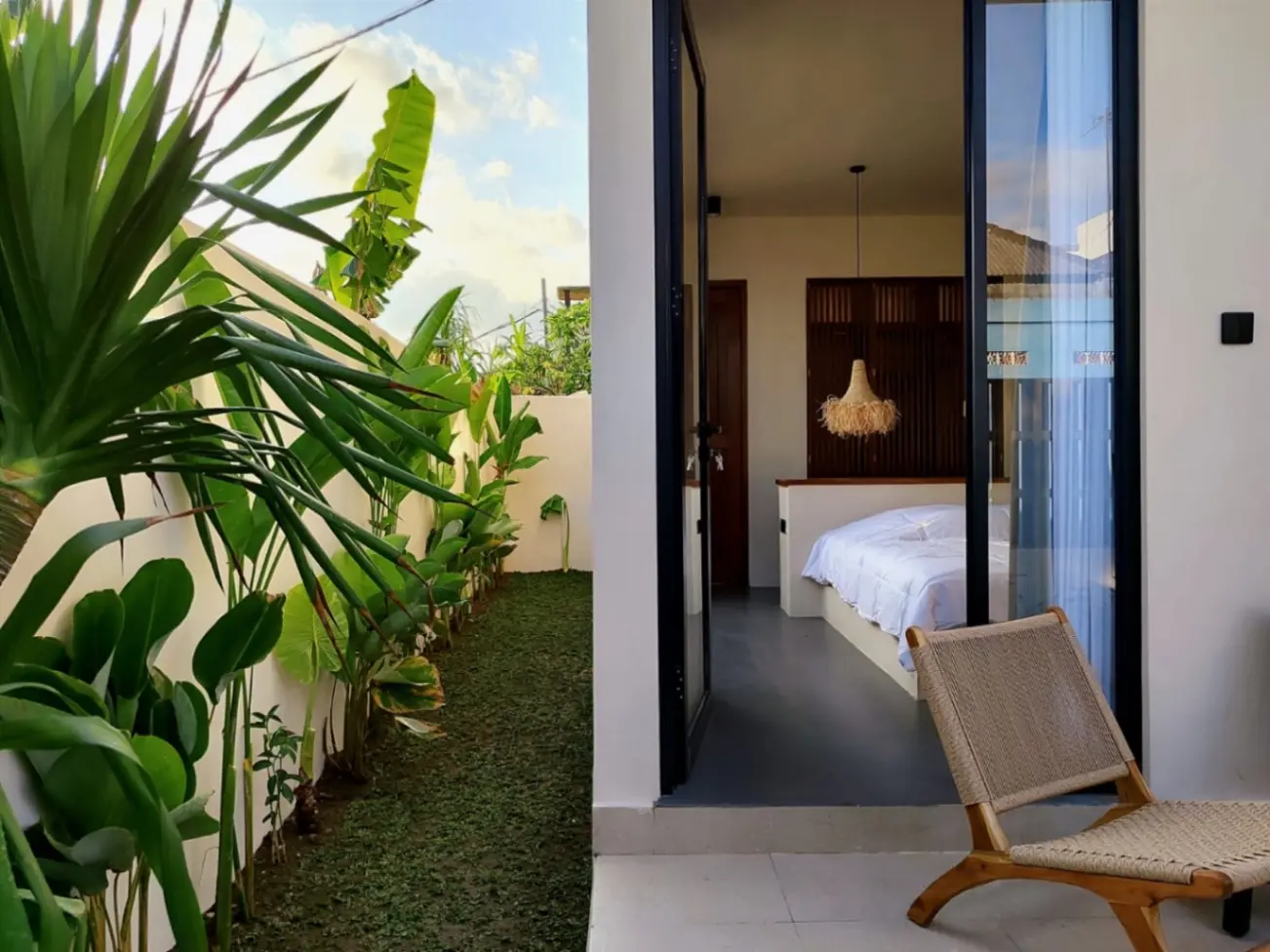 MODERN & CLEAN STUDIO APARTMENT IN TUMBAK BAYUH 5 MINUTE TO OBSIDIAN GYM — image 3