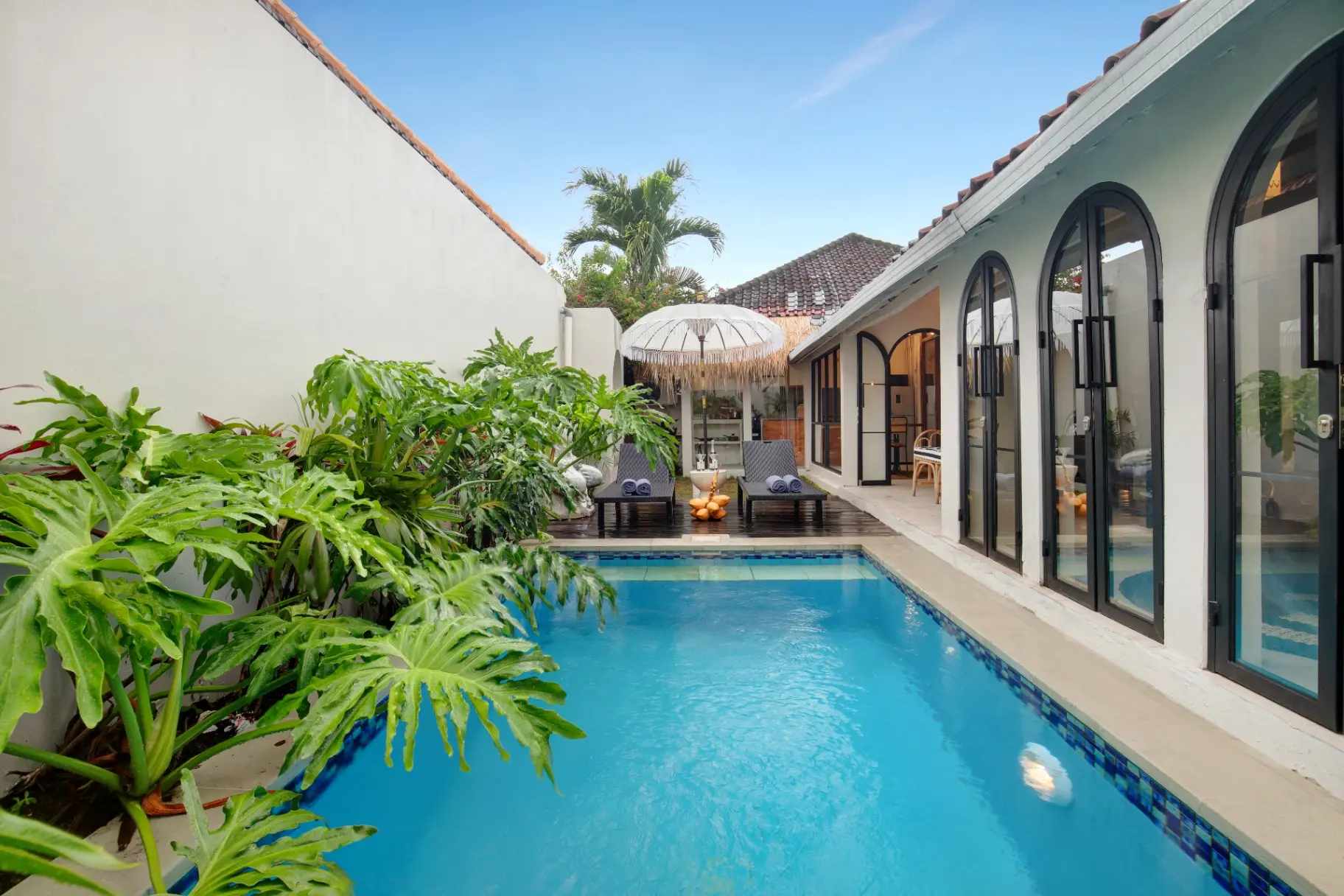 Canggu Beach House with pool - UNDER 200 million IDR A YEAR 2 Bedroom 2 Bathroom Walk to Beach — image 4