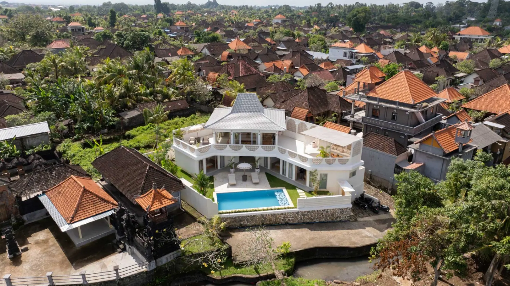 4-Bedroom Villa with Scenic Volcano & Rice Field Vistas in Kaba-Kaba — image 2