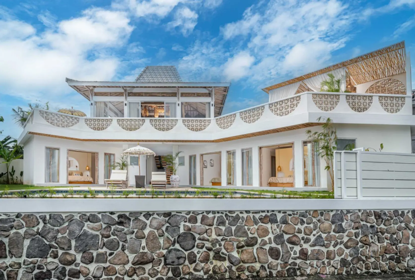4-Bedroom Villa with Scenic Volcano & Rice Field Vistas in Kaba-Kaba — image 1