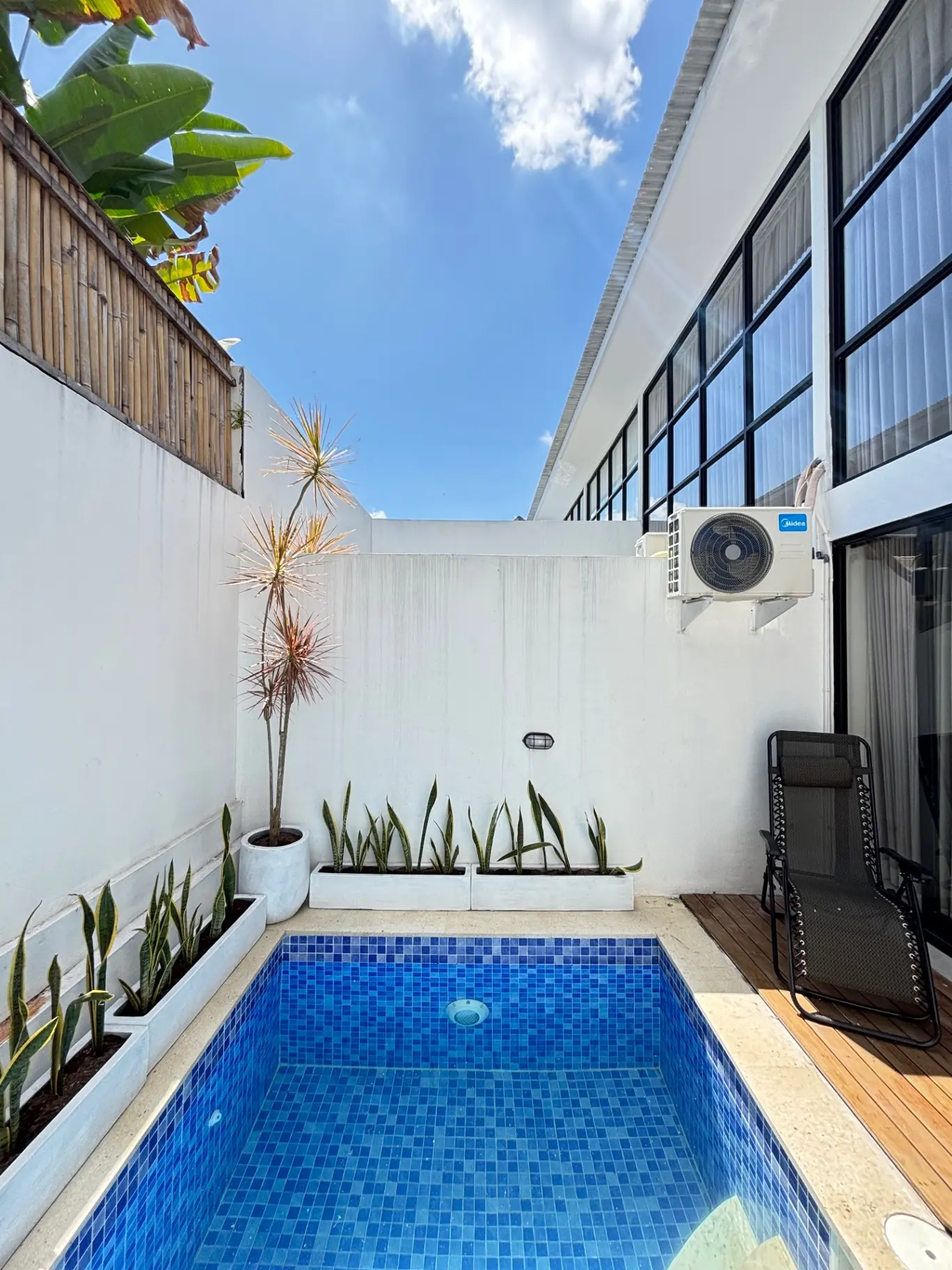 Brand New 1-Bedroom Loft Apartment with Private Pool 5 Minutes from OBSIDIAN GYM — image 2