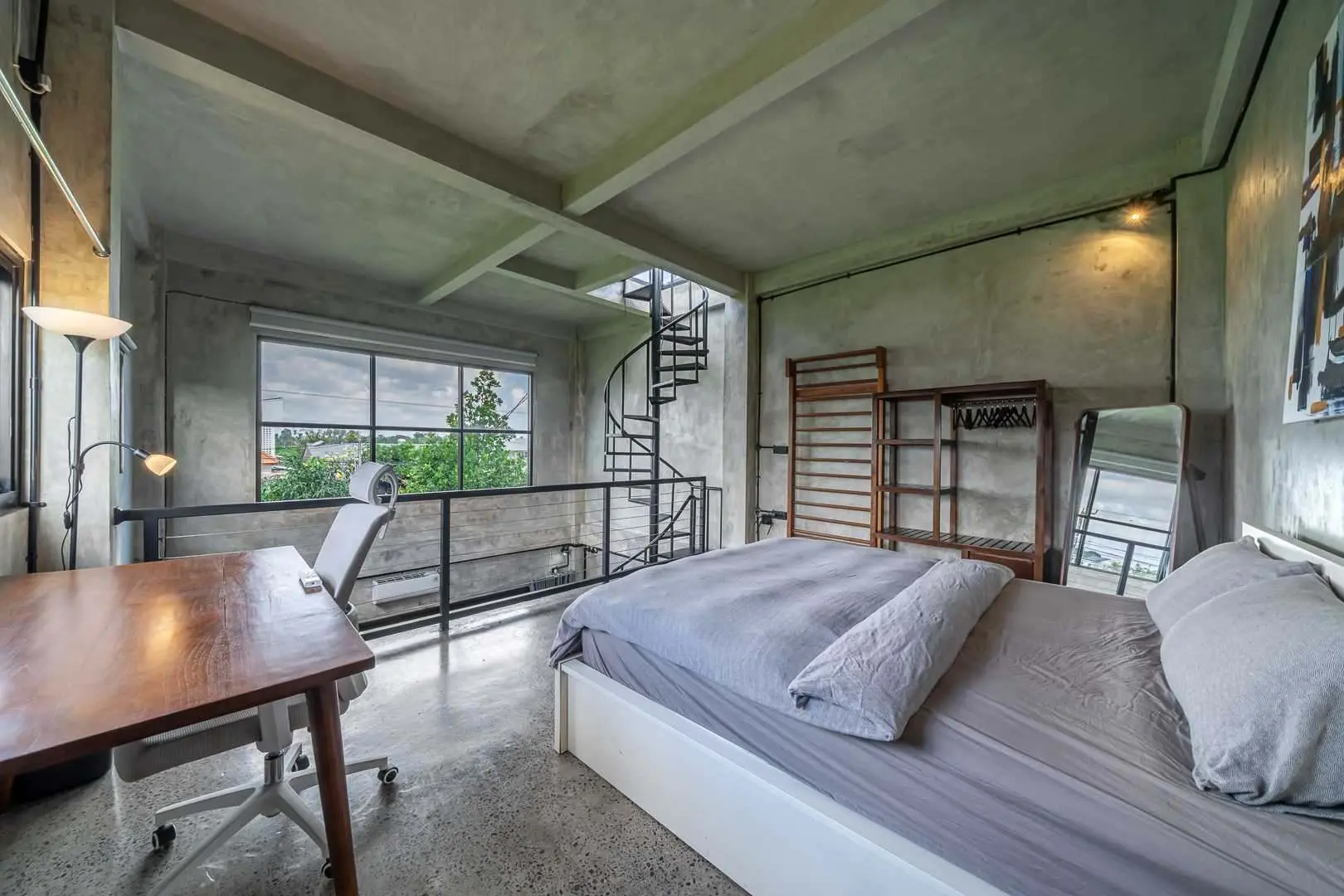 Stylish Loft Near Beach — image 2