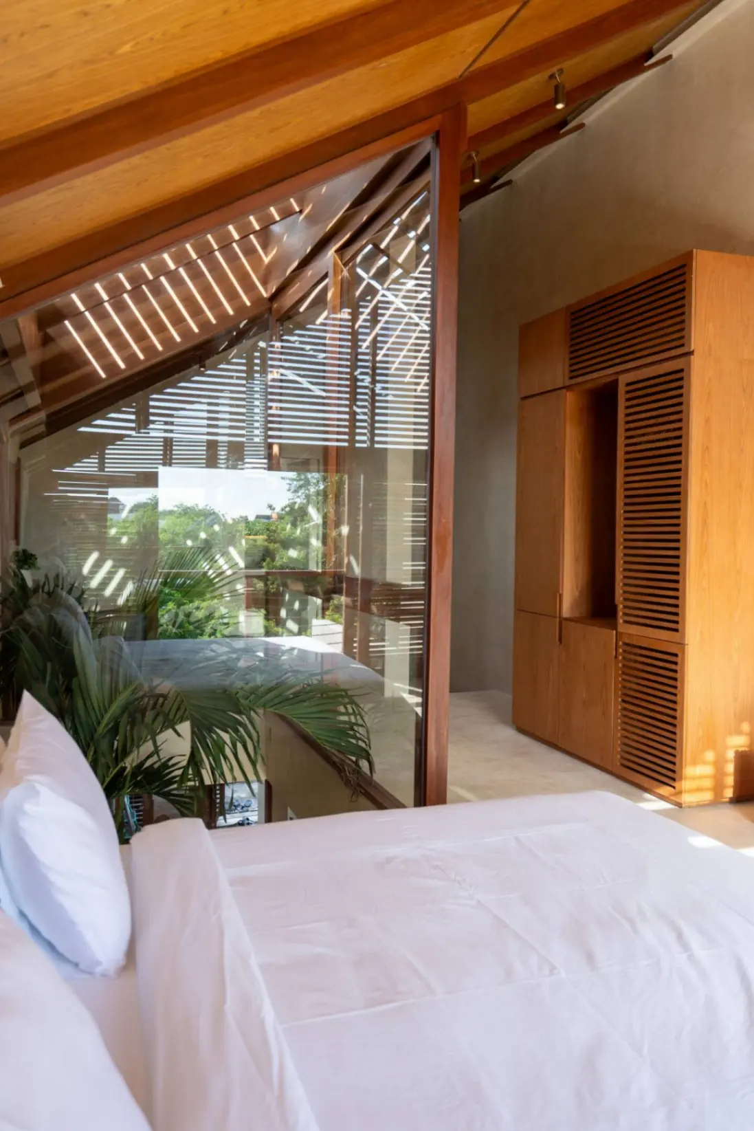 1 Bedroom Tropical Villa with Office In Pererenan — image 4