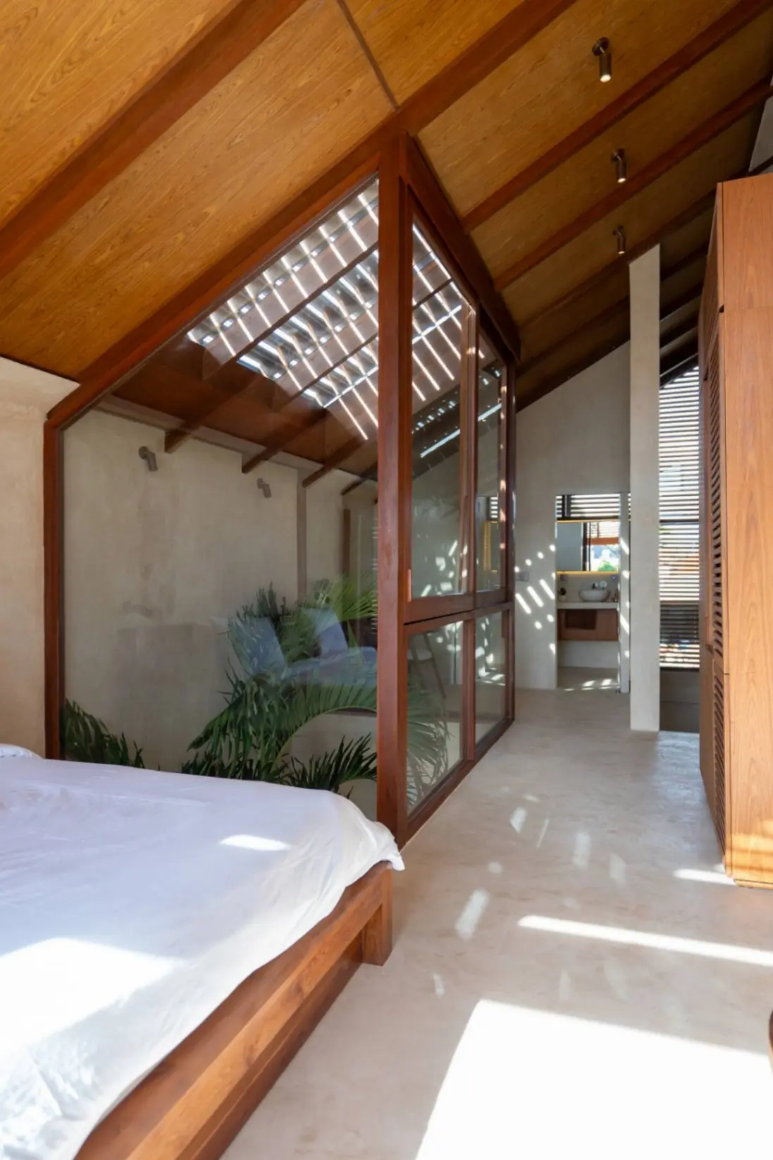 1 Bedroom Tropical Villa with Office In Pererenan — image 3