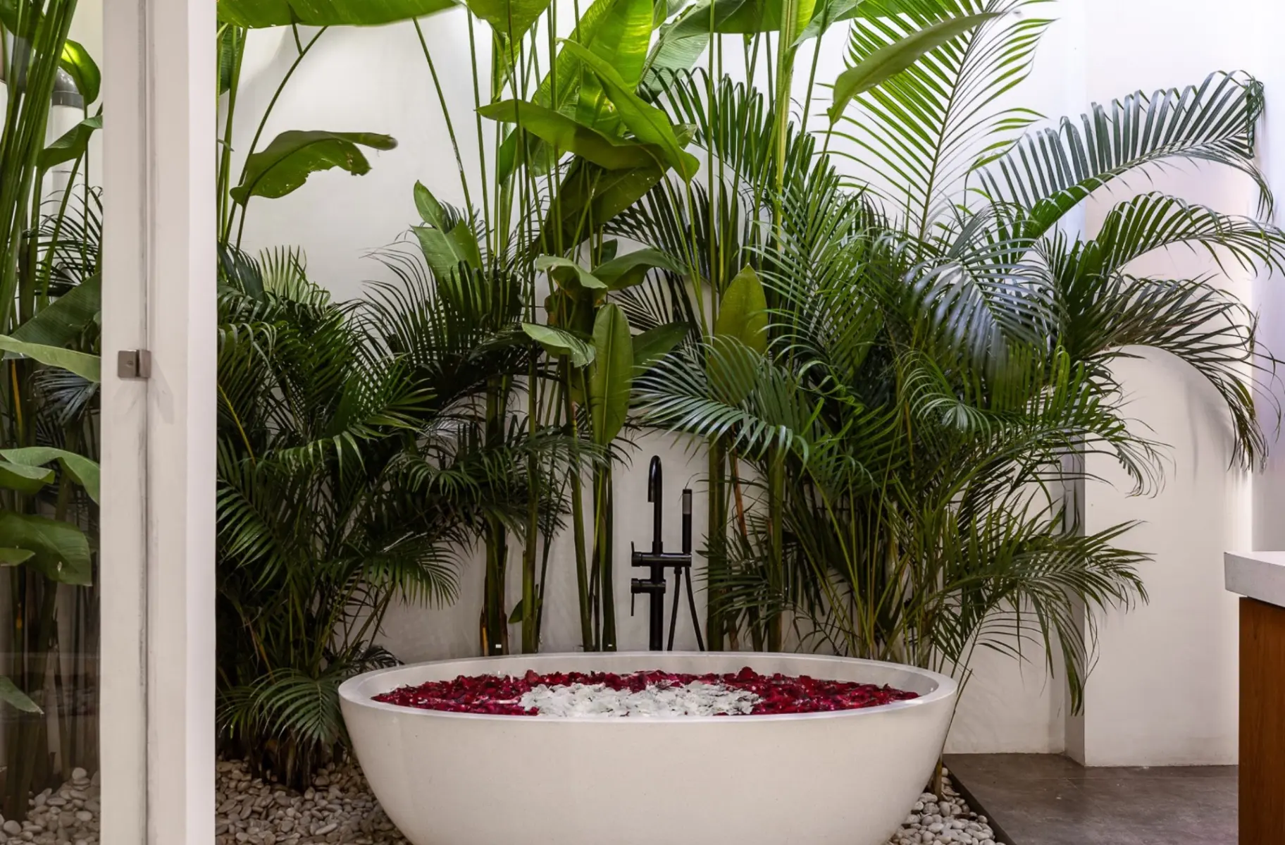 300m to the BEACH PREMIUM BATU BOLONG Canggu 4br villa — image 2