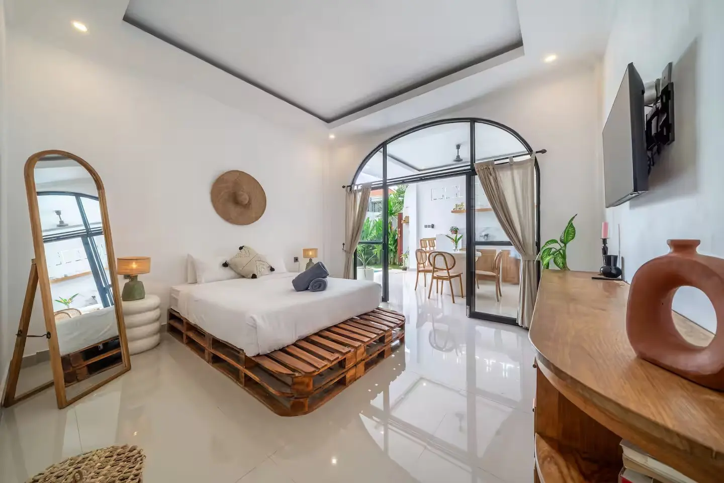 2-Bedroom Villa with Tropical View in Pererenan — image 1