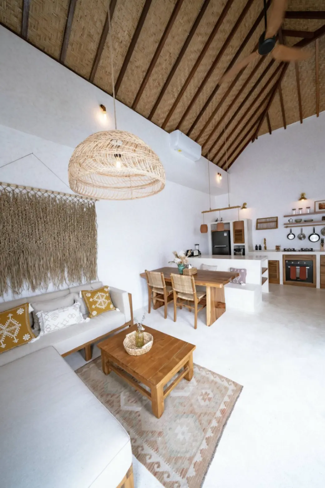 1 Bedroom Villa 4 Minutes to Kedungu Beach — image 4
