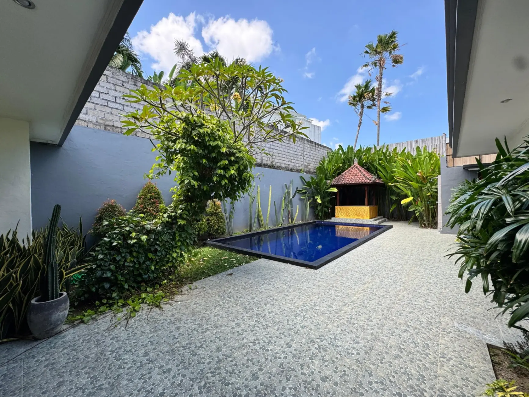 Brawa 2 bedroom walking to beach — image 4