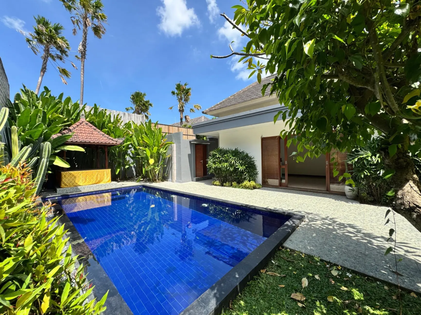 Brawa 2 bedroom walking to beach — image 3