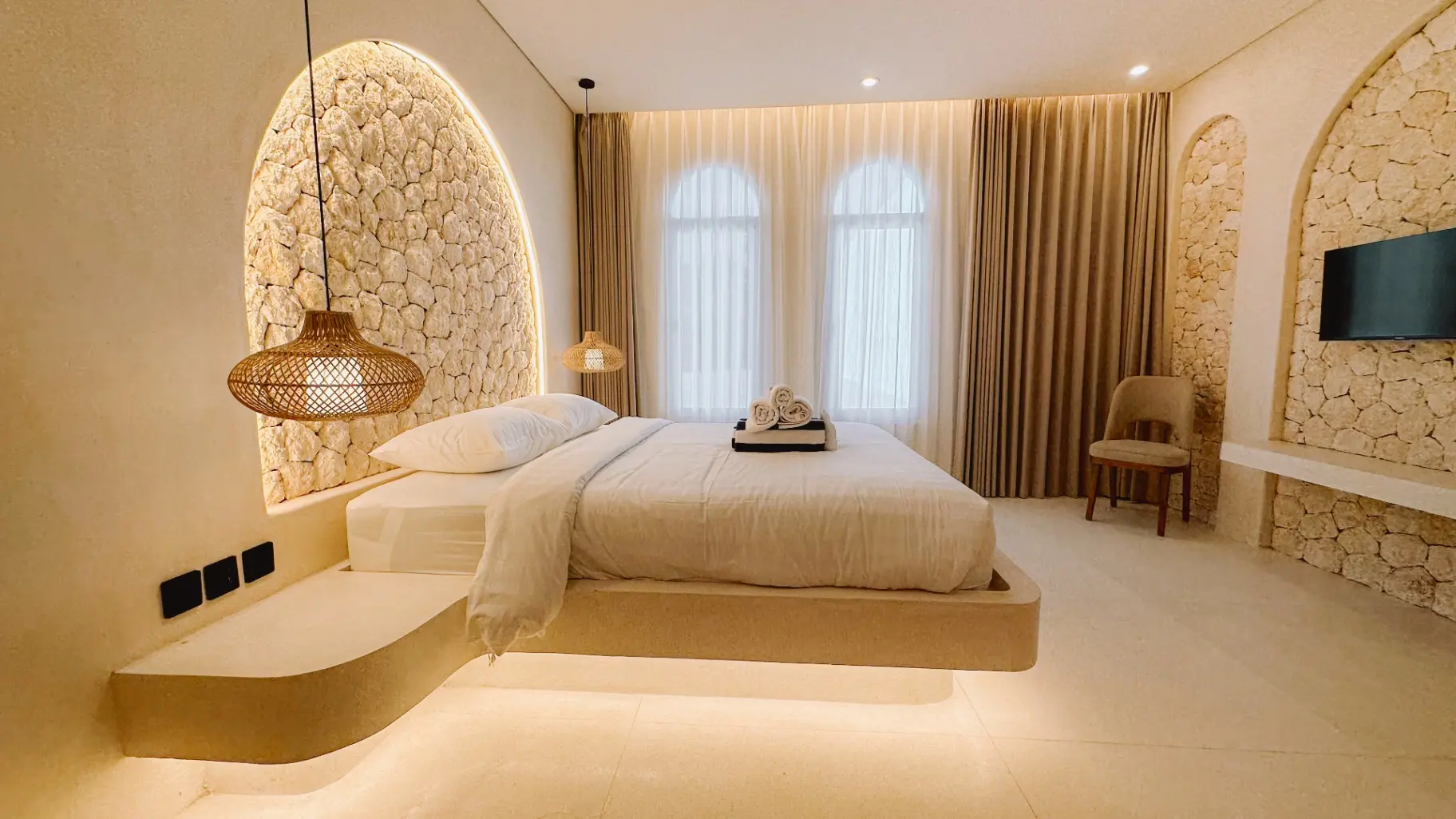 4BR Villa w/ Rooftop Jacuzzi — image 1