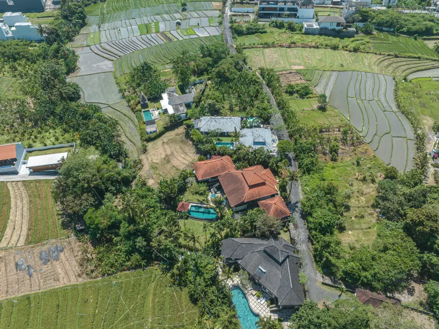 Huge TB – 4-Bedroom Villa with Expansive Garden & Pool in Tumbak Bayuh!! — image 3