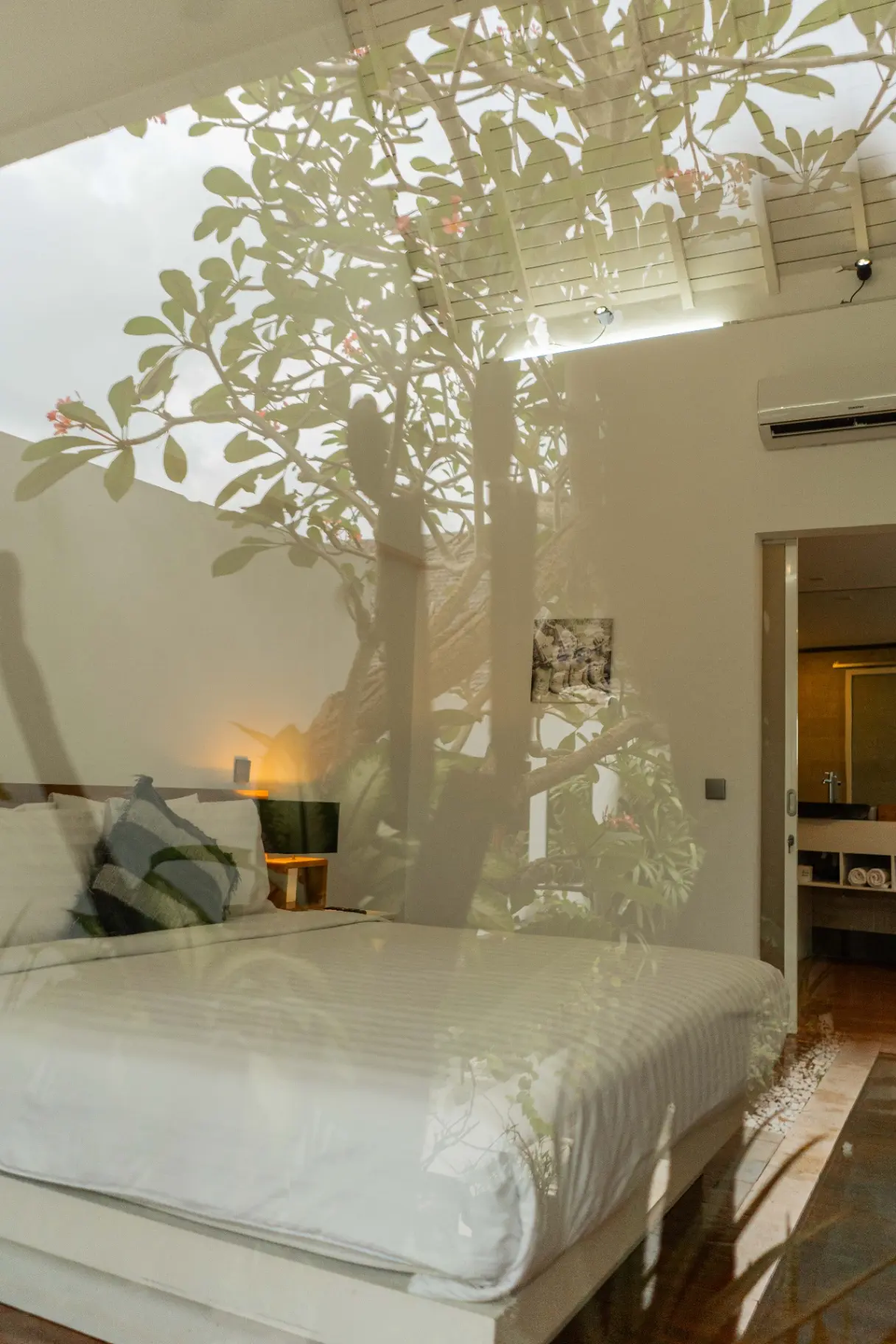 Spacious 4BR Villa w/ Big Pool & Bathtub — image 2