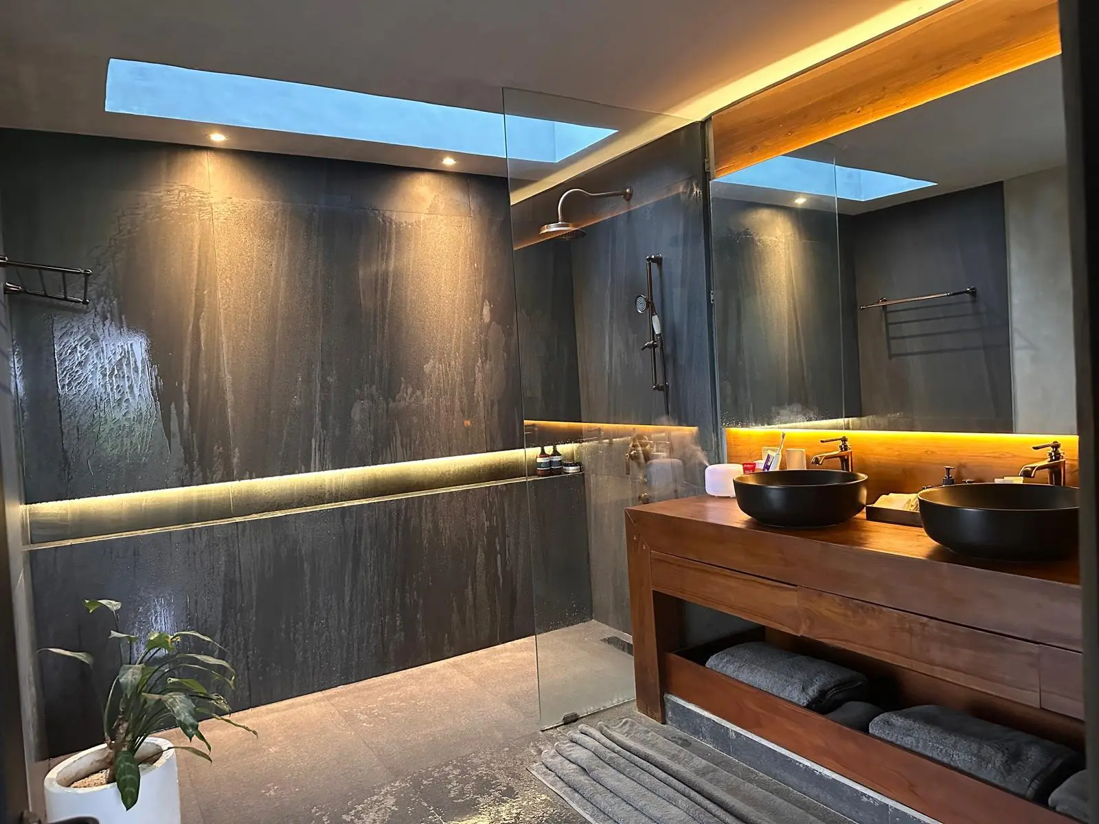 1-Bedroom Villa with Scenic Rice Field View in Cepaka — image 4