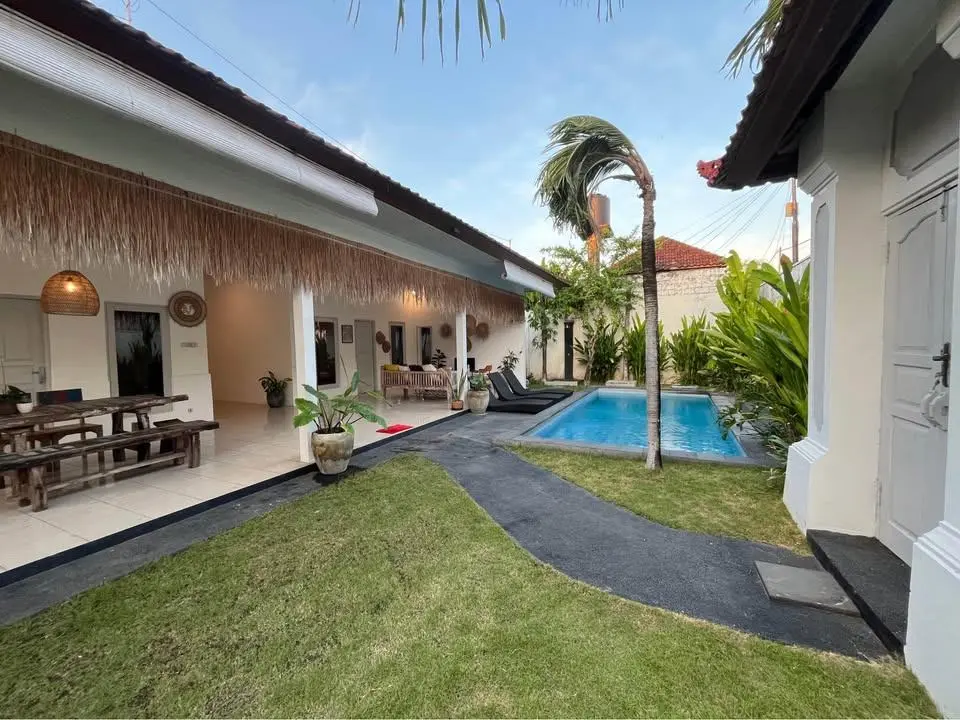 Modern 2 Bedrooms Villa in Seminyak with Big Garden — image 2