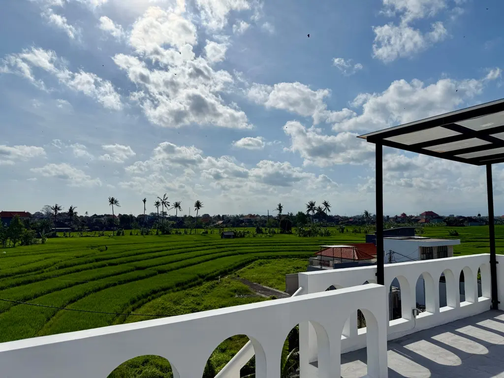 Private loft in Pererenan: stunning 360 rice field views
