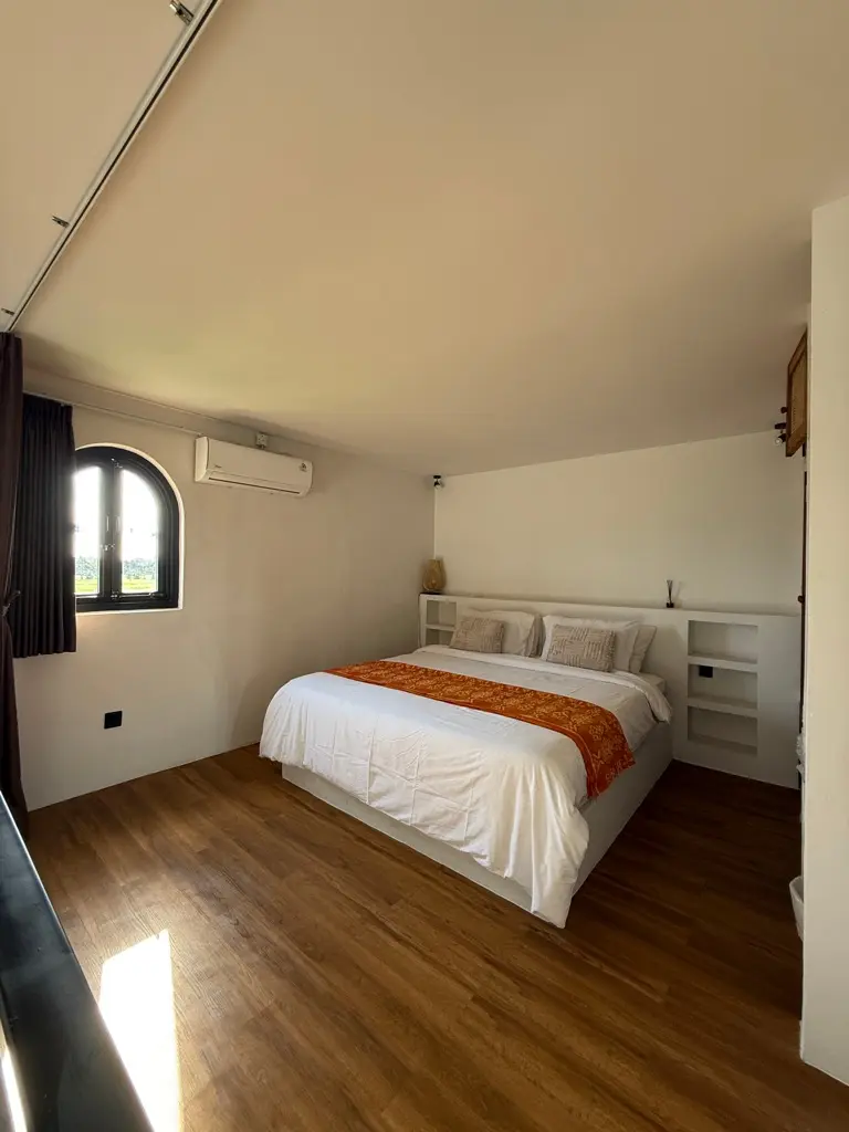 Private loft in Pererenan: stunning 360 rice field views — image 4