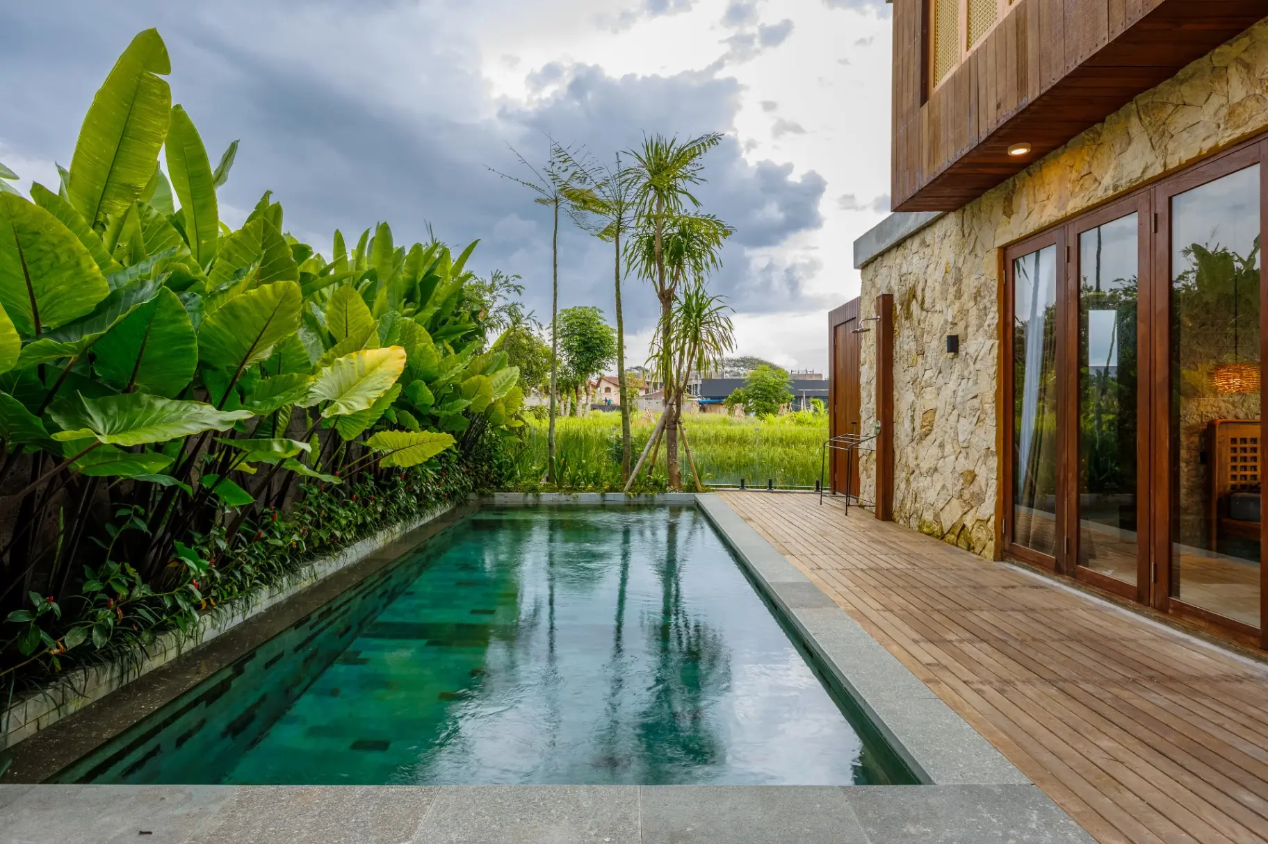 Glorious 4BR Double Split Villa w/ Ocean View — image 1
