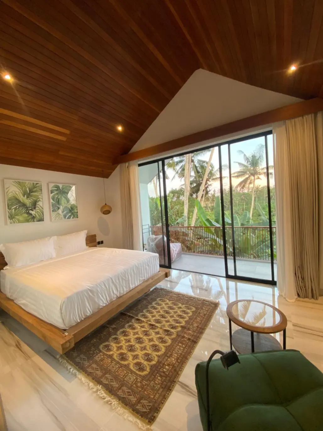 Luxury 4 br villa — image 2