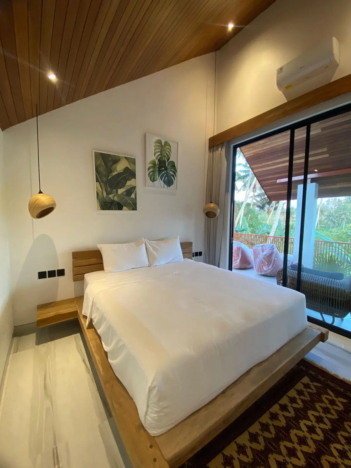 Luxury 4 br villa — image 4