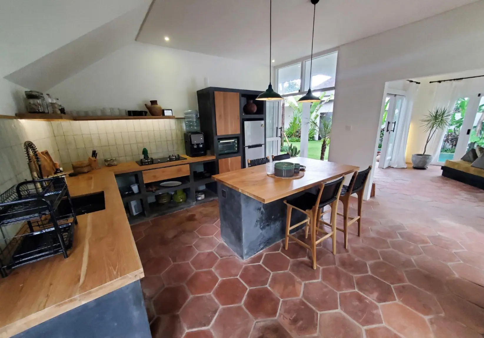 4 Bedroom in Padang Linjong Canggu! with Garden for Rent — image 2