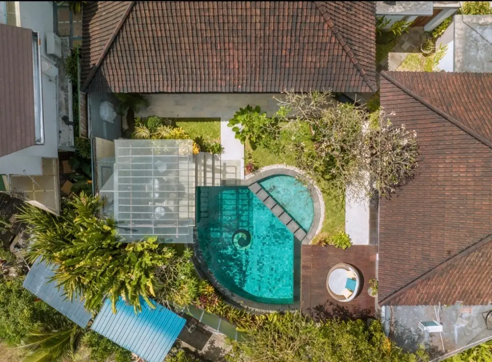 Elegant 3BR Villa w/ Pool & Rooftop — image 3