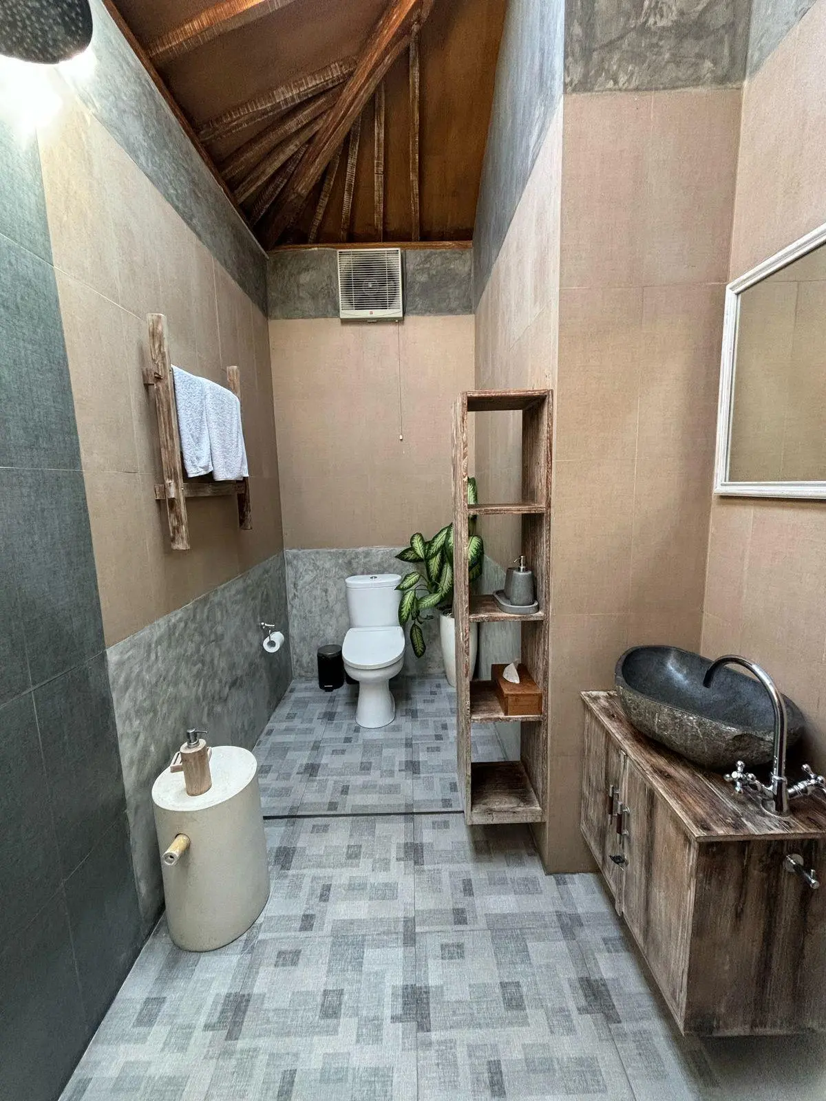Villa For Rent 3 Bed Jln Munduk Batu Belah Pererenan EK-3050 — image 1