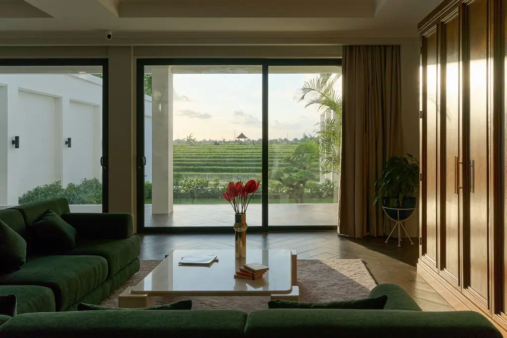 LUXURY GEORGIAN VILA WITH RICE FIELD VIEW IN CANGGU — image 3